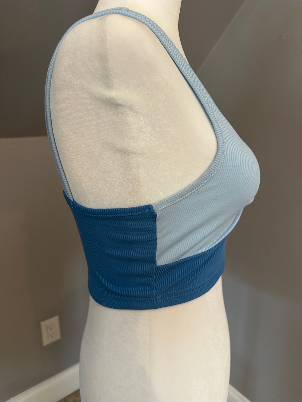 Twist Front Colorblock Ribbed Crop Tank - Blue - Picture 3 of 4